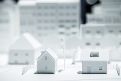 Administrador gestionando incidencias y comunicándose con vecinos en una comunidad residencial de León, representando gestión eficiente