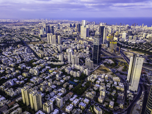 Gestor profesional entregando llaves y contrato de alquiler a inquilinos satisfechos en una vivienda de León